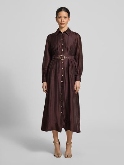 Frauenmodel trägt Abendkleid aus Lyocell-Mix mit Gürtel von Forever New in dunklem Braun, goldene Knopfleiste, A-Linie, Maxikleid, Modell 'Evelyn Seam Detail', strukturierte Oberfläche, Ganzkörperansicht von vorne, Rückenlänge bei Größe 36: 40 cm, Brustweite: 44 cm, Ärmellänge: 63 cm.