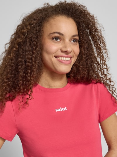 Frauenmodel trägt T-Shirt mit Print und Rundhalsausschnitt von REVIEW, Damen T-Shirt aus Baumwoll-Elasthan-Mix, Regular-Fit, Nahaufnahme Oberkörper.