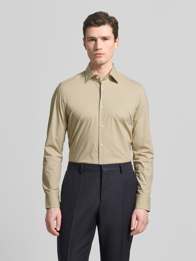 Männermodel trägt Slim Fit Businesshemd aus Baumwoll-Mix Modell 'H-HANK-KENT' von BOSS, Optik: Unifarben, Ganzkörperansicht von vorne.