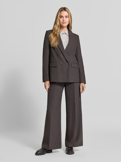 Frauenmodel trägt Oversized Blazer mit Reverskragen von COMMA in Dunkelbraun, doppelte Knopfleiste, Pattentaschen, Ganzkörperansicht von vorne. Rückenlänge 69 cm, Brustweite 51 cm, Ärmellänge 63 cm, Oversized Fit.