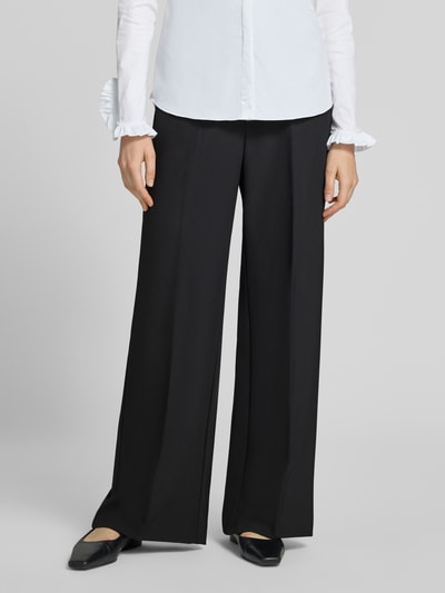 Vrouwenmodel draagt zwarte straight fit dames pantalon met persplooien Model 'Leya Miley' van MOS MOSH met steekzakken, achterzakken, haakjes- en ritssluiting, bandwijdte maat 36: 45 cm, binnenbeenlengte maat 36: 73 cm, geheelbeeld van voren.