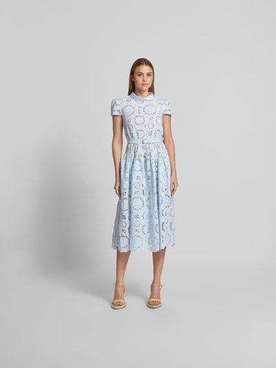 Frauenmodel trägt Midikleid aus floraler Spitze von Self-Portrait, himmelblau, taillierte Passform, Stehkragen, blickdichtes Unterkleid, kurzärmelig, Gesamtlänge 118 cm, Brustweite 38 cm, Taillenweite 36 cm, Ganzkörperansicht von vorne.