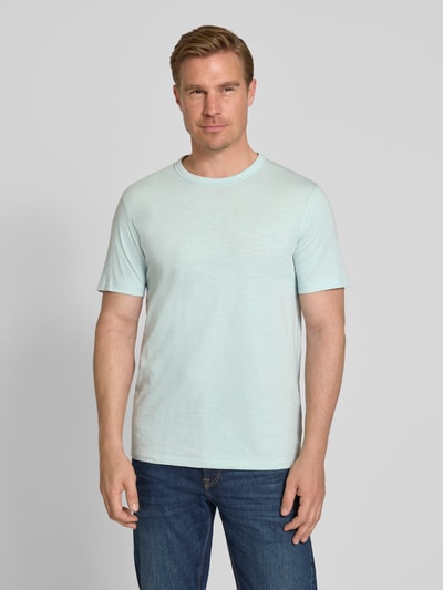 Männermodel trägt Regular Fit T-Shirt aus reiner Baumwolle Modell 'TEGOOD' von BOSS Orange, Optik: Unifarben, Logo-Detail, Rundhals, Kurzarm, Ganzkörperansicht von vorne.