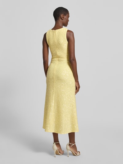 Frauenmodel trägt Midikleid mit Pailletten von Little Mistress in Gelb, A-Linie, Strukturmuster, Rückenreißverschluss, Ganzkörperansicht Rückansicht. Rückenlänge bei Größe 36: 125 cm.