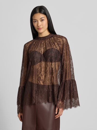 Frauenmodel trägt Slim Fit Langarmbluse in Spitzen-Optik von VM by Vera Mont in Braun, transparenter Spitzenstoff, Ganzkörperansicht von vorne.