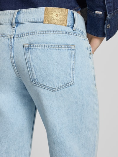 Frauenmodel trägt Wide Leg Jeans aus reiner Baumwolle Modell 'EZRA' von Only in hellem Denim mit Label Patch und 5-Pocket-Design, Detailaufnahme Rückansicht.