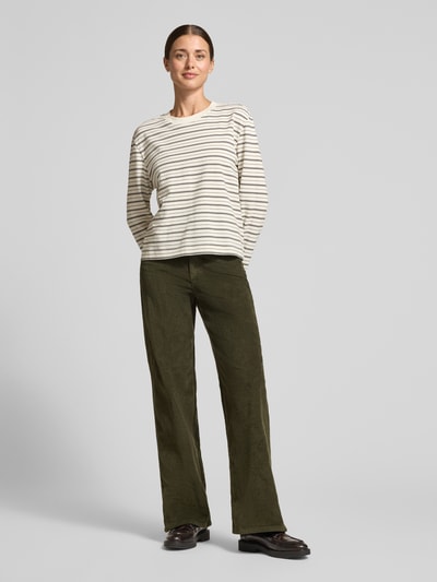 Frauenmodel trägt Wide Leg Hose aus Baumwoll-Mix Modell 'TESSA' von VERO MODA in Olivgrün, kombiniert mit gestreiftem Oberteil, Ganzkörperansicht von vorne, Damen Weite Hose von VERO MODA.