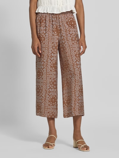 Frauenmodel trägt Relaxed Fit Culotte aus Viskose-Mix von s.Oliver RED LABEL in Braun mit weißem Paisley-Muster, lockere Textur, Ganzkörperansicht von vorne.