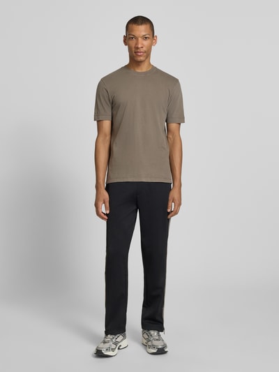 Männermodel trägt Regular Fit Jogpants mit Baumwoll-Anteil Modell 'DOLOS' von HUGO, unifarben, Mid Waist, Ganzkörperansicht von vorne.