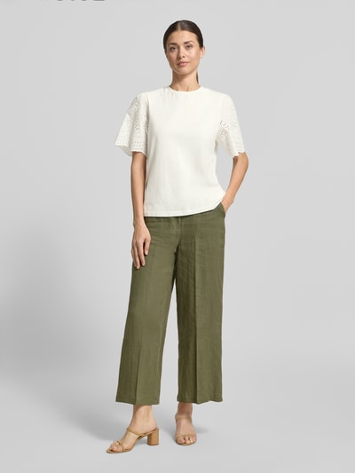 Frauenmodel trägt Damen T-Shirt mit Lochstickerei Modell 'LEX' von YAS aus Reine Baumwolle, Regular-Fit, Rundhalsausschnitt, Rückenlänge 56 cm, Ganzkörperansicht von vorne.