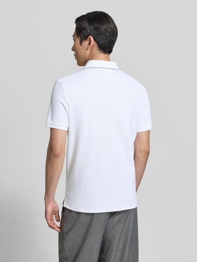 Männermodel trägt Poloshirt mit Logo Stitching aus reiner Baumwolle von CK Calvin Klein, Optik: Unifarben, Passform: Regular-Fit, Polokragen, Ärmelform: Kurzarm, Material: Reine Baumwolle, Ganzkörperansicht Rückansicht.