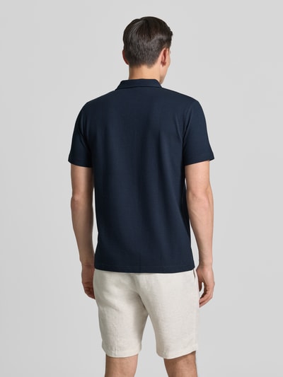 Männermodel trägt Regular Fit Poloshirt mit Logo-Stitching von Lerros in Dunkelblau, Baumwoll-Mix mit Stretch-Anteil, Strukturmuster, Ganzkörperansicht Rückansicht. Rückenlänge bei Größe M: 70 cm.
