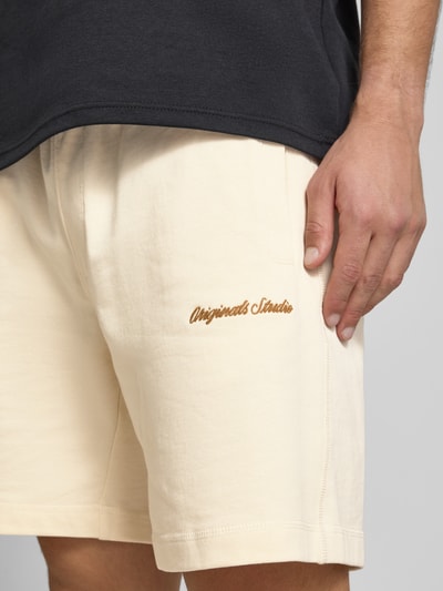 Männermodel trägt Shorts mit Label-Stitching Modell 'KARL' von Jack & Jones aus Baumwoll-Mix, Relaxed-Fit, seitliche Eingrifftaschen, Nahaufnahme Oberschenkel.