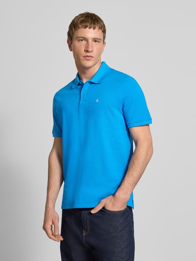 Männermodel trägt Straight Fit Poloshirt mit Label-Stitching von Calvin Klein Jeans, reine Baumwolle, Polokragen, Gerippte Ärmelabschlüsse, Ganzkörperansicht von vorne.