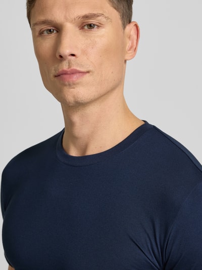 Męski model nosi granatowy Slim Fit T-Shirt mit Ziernähten - feuchtigkeitsregulierend od Mey, okrągły dekolt, jednolity kolor, zbliżenie na górę ciała.