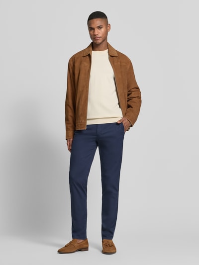 Männermodel trägt Hose mit Gesäßtaschen Modell 'Lupus' von Mmx aus Baumwoll-Mix mit Stretch-Anteil, Regular-Fit, Eingrifftaschen, marineblau, Ganzkörperansicht von vorne.