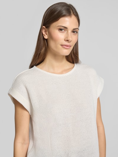 Frauenmodel trägt Relaxed Fit T-Shirt in Strick-Optik Modell 'Sofrano' von OPUS in Weiß, Baumwoll-Mix, Nahaufnahme Oberkörper