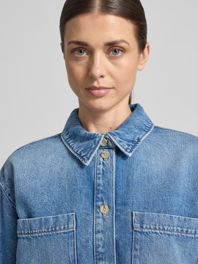 Vrouwenmodel draagt Jeansjacke met Brusttaschen van JAKE*S STUDIO WOMAN in blauwe used-look, relaxed fit, puur katoen, close-up bovenlichaam.