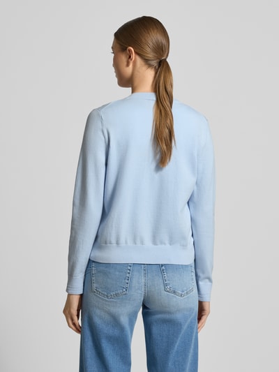Frauenmodel trägt Regular Fit Strickjacke aus Baumwoll-Mix von Tommy Hilfiger in Hellblau, Feinstrick, langarm, Ganzkörperansicht Rückansicht.