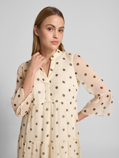 Frauenmodel trägt Tailliertes Minikleid mit V-Ausschnitt Modell 'SMILLA' von Vero Moda, Optik:Allover-Muster, Volantärmel, Chiffon, Nahaufnahme Oberkörper.