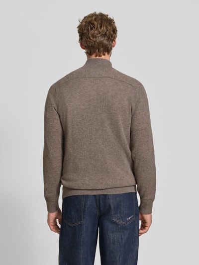 Männermodel trägt Regular Fit Troyer aus reinem Kaschmir von FTC Cashmere in Braun mit gerippten Abschlüssen, Ganzkörperansicht Rückansicht.
