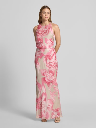 Frauenmodel trägt Abendkleid mit rückseitigem Schlüsselloch-Ausschnitt von Rinascimento aus Satin im Mermaid-Design mit Maxikleid-Schnitt, Rundhalsausschnitt, Raffung, Brustweite 47 cm, Rückenlänge 161 cm, florales Muster in Rosa, Ganzkörperansicht von vorne.