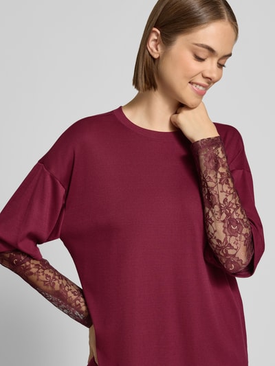 Frauenmodel trägt Regular Fit Langarmshirt mit Viskose-Anteil Modell 'TAHLIA' von ONLY, Bordeauxrot, Spitzeneinsätze, Nahaufnahme Oberkörper, Damen Langarmshirt von ONLY