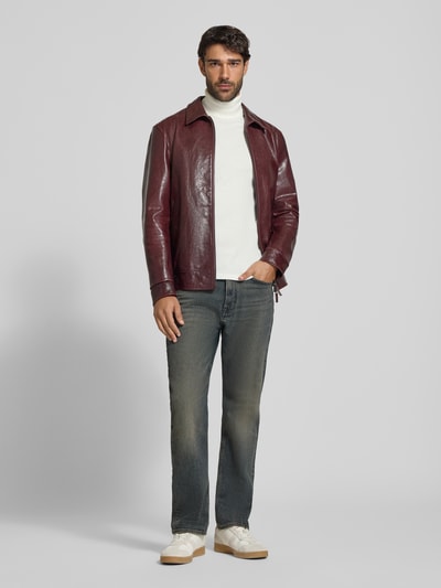 Męski model nosi Straight Fit Jeans aus Baumwoll-Mix Modell 'RAY' von JOOP! JEANS, szare, klasyczne dżinsy, widok z przodu, zdjęcie całej sylwetki.