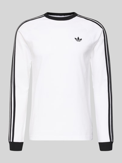 Produktfoto, weißes Longsleeve mit schwarzen Streifen und Label-Stitching von adidas Originals, reine Baumwolle, Regular Fit, Rundhalsausschnitt, gerippte Abschlüsse, Rückenlänge 70 cm.
