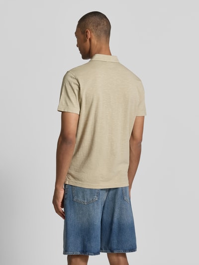 Männermodel trägt Regular Fit Poloshirt mit Brusttasche von Lerros aus Reine Baumwolle, Polokragen, Logo-Stitching, Rückansicht.