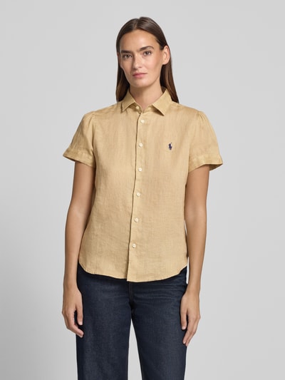 Frauenmodel trägt Regular Fit Leinenbluse aus reinem Leinen von Polo Ralph Lauren, Optik: Unifarben, Materialverarbeitung: Flammgarn, Logo-Stitching, Kurzarm, Hemdkragen, V-Ausschnitt, einreihige Knopfleiste, Ganzkörperansicht von vorne.