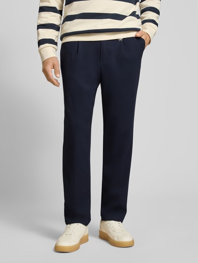 Männermodel trägt Straight Fit Hose mit Viskose-Anteil von Manuel Ritz in Dunkelblau, Bundfalten, elastischer Material-Mix, Ganzkörperansicht von vorne.