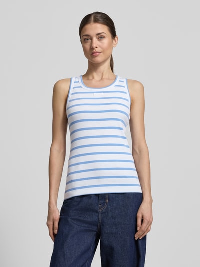 Kobiece model nosi Slim Fit Top mit Logo-Stitching Modell 'Telma' od JOOP!, krój slim fit, okrągły dekolt, długość tyłu 60 cm, widok z przodu całej sylwetki.