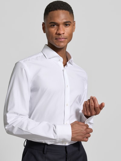 Męski model nosi Slim Fit Freizeithemd aus reiner Baumwolle von BOSS, efekt: jednolity kolor, kołnierzyk typu cutaway, listwa guzikowa na całej długości, wzór na całej powierzchni, pas na plecach, zapięcie na guzik, długi rękaw, mankiety kombi, popelina, bawełna, z przodu, zbliżenie górnej części ciała.
