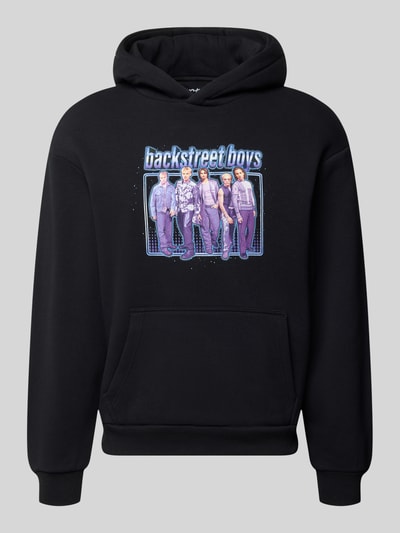 Produktfoto, schwarzer Regular Fit Hoodie aus Baumwoll-Mix Modell 'Backstreet Boys' von Mister Tee mit Print, Kängurutasche, gerippte Abschlüsse, Herren Hoodie, Kontext: überschnittene Schultern, langärmliges Design, Rückenlänge 66 cm, Ärmellänge 69 cm