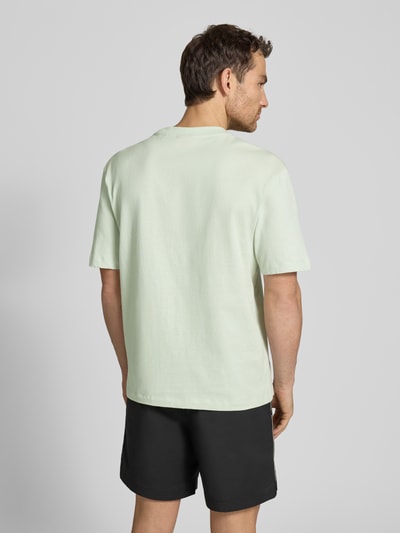 Männermodel trägt Regular Fit T-Shirt aus reiner Baumwolle Modell 'DARRO' von HUGO, Optik: Unifarben, Kurzarm, Ganzkörperansicht Rückansicht.
