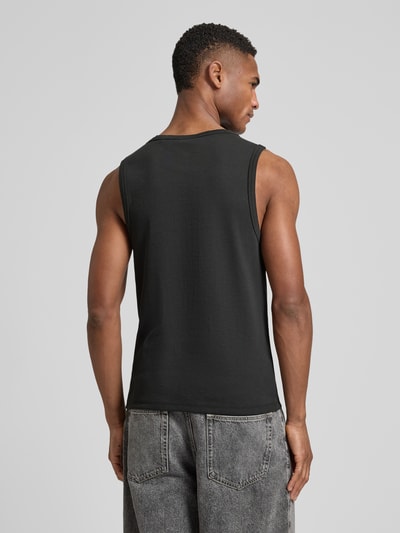 Männermodel draagt Slim Fit Tank Top aus Baumwoll-Mix Modell 'DAPOTA' van HUGO, look: effen, fijnrib, labelapplicatie, ronde hals, katoenmix. Ganzkörperansicht Rückansicht.
