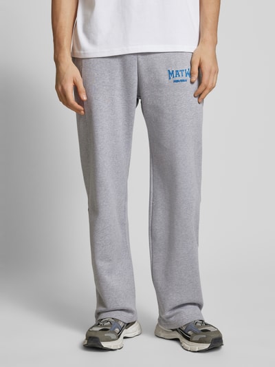 Review X MATW Regular Fit Sweatpants mit Label-Print Hellgrau 4