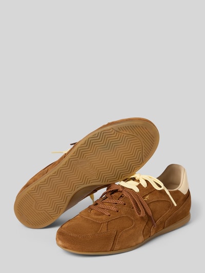 Productfoto, Sneaker uit leer met label-detail model 'Sperly' van Gant, bruin met structuurzool, afgeronde vorm, dames sneaker, vetersluiting, hakhoogte 1 cm, schachthoogte en -wijdte 8 cm, leren textuur