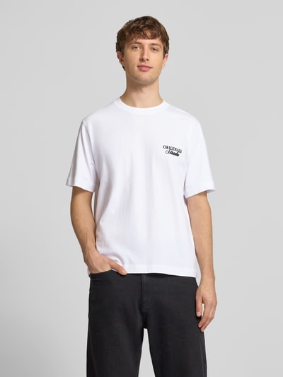 Mannelijk model draagt T-shirt met statementprint model 'NORREBRO' van Jack & Jones, puur katoen, recht model, ronde hals, ruglengte maat M 68 cm, witte kleur, vooraanzicht hele lichaam