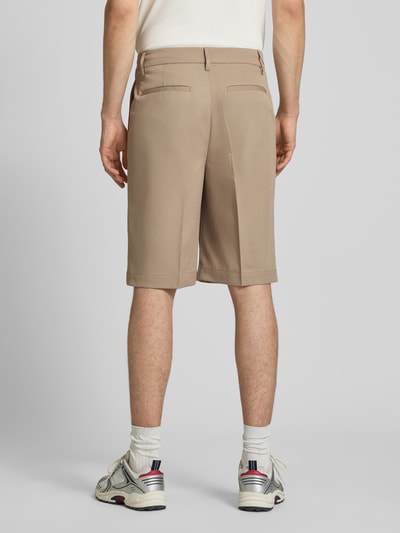 Mannelijk model draagt Loose Fit Chinoshorts met viscose van Only & Sons, heren, beige kleur, gladde textuur, geheel achterkantaanzicht.