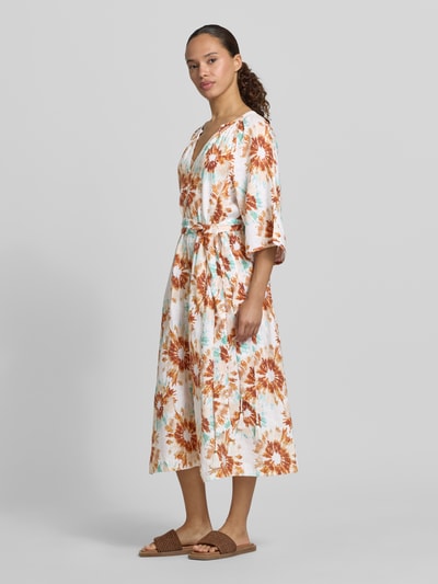 Frauenmodel trägt Leinenkleid im Allover-Look mit Bindegürtel von Christian Berg Woman, florales Muster, A-Linie, Midikleid, Ganzkörperansicht von vorne