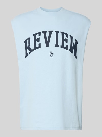 Produktfoto, Tanktop mit Logo-Print von REVIEW in Hellblau aus Reine Baumwolle mit Gerader-Schnitt und Rundhalsausschnitt, Rückenlänge 68 cm bei Größe M.