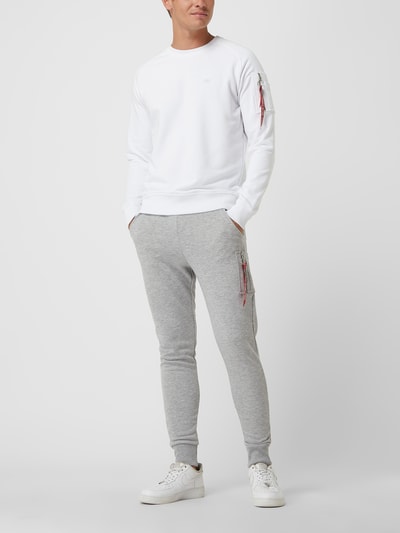 Alpha Industries Spodnie dresowe o kroju slim fit z kieszeniami cargo Jasnoszary melanżowy 1