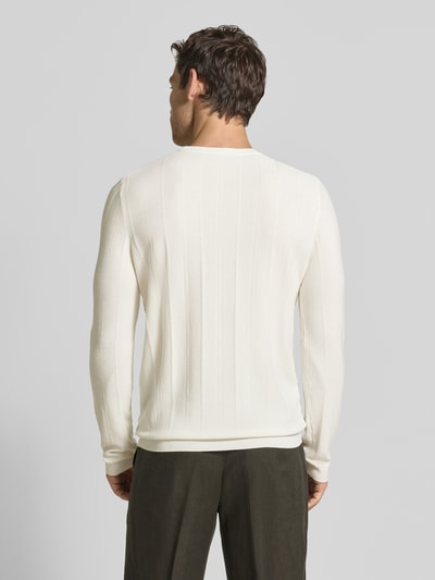Männermodel trägt gebreide pullover aus viscosemix Model 'Goa' von CINQUE in crème, slim fit, ruglengte 70 cm, mouwlengte 72 cm, ganzlichaamsaanzicht rugaanzicht