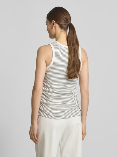 Frauenmodel trägt Tanktop mit Rundhalsausschnitt von Copenhagen Muse im Slim-Fit aus Baumwoll-Elasthan-Mix, Ripp-Optik, Rückenlänge 57 cm, Ganzkörperansicht Rückansicht.