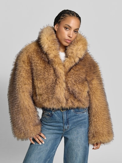 Frauenmodel trägt Regular Fit Jacke aus Kunstfell von ROTATE in Braun, langärmelig, Stehkragen, cropped, Kunstfell-Textur, Ganzkörperansicht von vorne. Rückenlänge 55 cm, Brustweite 58 cm, Ärmellänge 67 cm bei XS/S.
