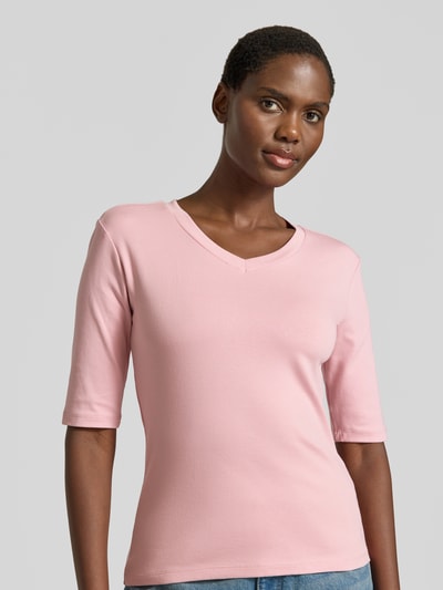 Frauenmodel trägt T-Shirt mit Rundhalsausschnitt von Christian Berg Woman in Rosa, Slim Fit, Baumwoll-Elasthan-Mix, Nahaufnahme Oberkörper.