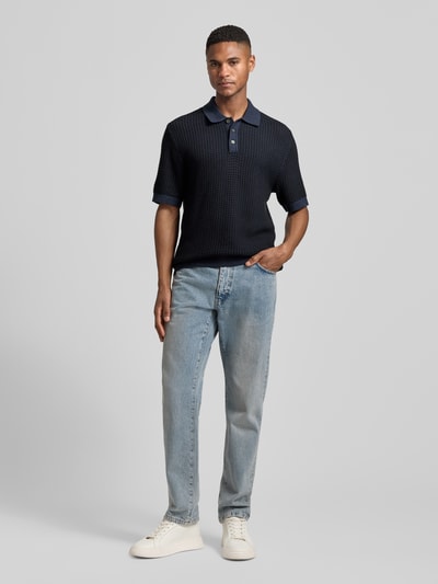 Männermodel trägt Regular Fit Poloshirt in Strick-Optik Modell 'Kingsley' von Jack & Jones Premium, Reine Baumwolle, Ganzkörperansicht von vorne.