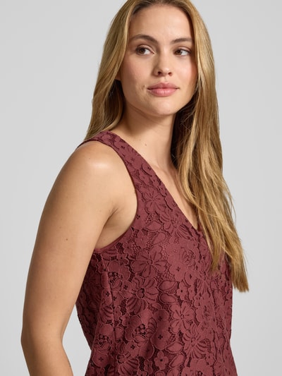 Frauenmodel trägt Regular Fit Trägertop aus Baumwoll-Mix Modell 'HONEY' von Vero Moda, Optik: Unifarben, Spitzen-Muster, V-Ausschnitt, breite Träger, Materialverarbeitung: Spitze, Nahaufnahme Oberkörper.
